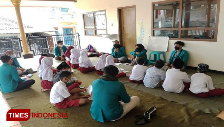 Mahasiswa KSM Tematik Unisma melakukan bimbingan belajar di SDN 02 Selorejo, Desa Selorejo, Kabupaten Malang. (FOTO: AJP TIMES Indonesia)