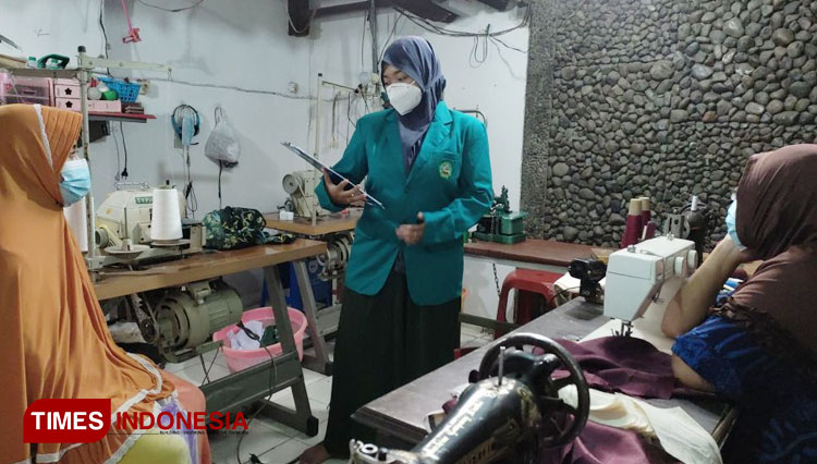 Kegiatan edukasi berinvestasi pasar uang dan pasar modal kepada karyawan UMKM Nirwana Solution Desa Tulungrejo Kabupaten Kediri. (FOTO: AJP TIMES Indonesia)