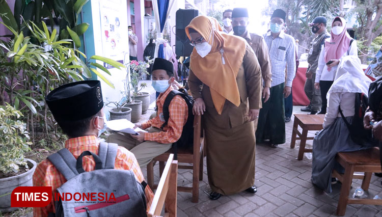 Wabup Gresik Aminatun Habibah saat meninjau pelaksanaan vaksinasi di sekolah (FOTO: Akmal/TIMES Indonesia).
