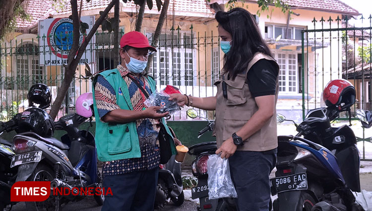 BPBD Kota Malang saat menyalurkan masker kepada petugas parkir di sekitaran Jl Gajahmada, Kota Malang, Selasa (14/9/2021). (Foto: Rizky Kurniawan Pratama/TIMES Indonesia)