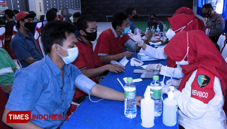Warga binaan Lapas Lamongan menjalani proses skrining sebelum disuntik vaksin Covid-19, Selasa (14/9/2021). (FOTO: Polres Lamongan for TIMES Indonesia)