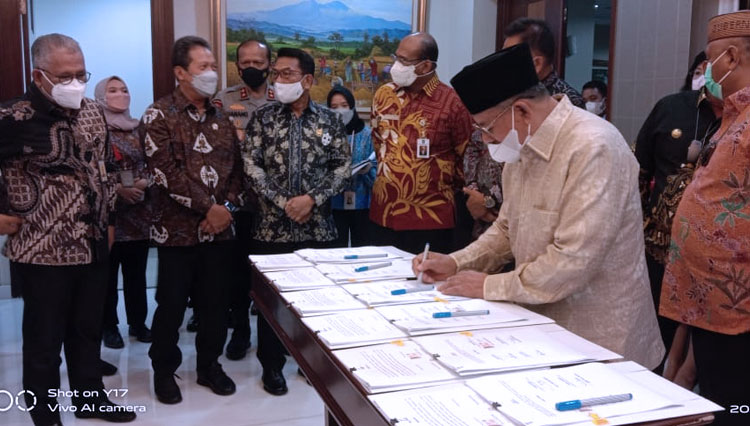 Gubernur Malut, KH. Abdul Gani Kasuba menandatangani PKS terkait pengelolaan perikanan. (FOTO: Biro Adpim Malut)