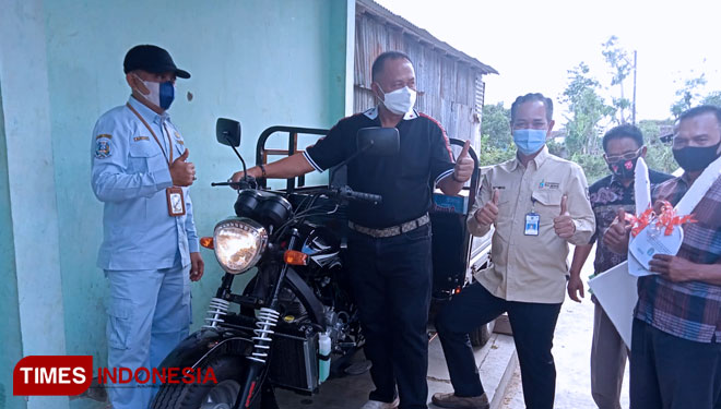 Anggota DPRD Provinsi Jawa Timur, Agung Mulyono menyerahkan langsung bantuan roda tiga dan sejumlah bantuan lainnya kepada kelompok tani hutan (KTH) di Bondowoso (FOTO: Moh Bahri/TIMES Indonesia)