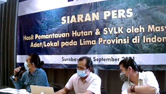 Juru Bicara PPLH Mangkubumi, Agus Budi Purwanto (tengah), Juru Kampanye Jaringan Pemantau Independen Kehutanan (JPIK) Deden Pramudiana (kiri). (Foto: dok. PPLH Mangkubumi)
