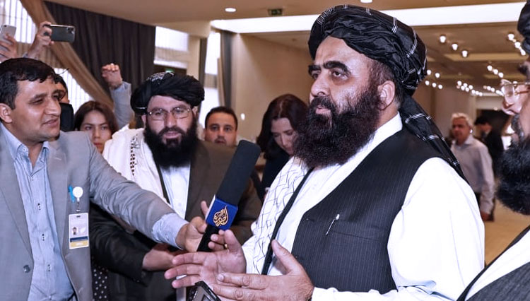 Menteri Luar Negeri Afghanistan, Amir Khan Muttaqi mengkritik AS atas tindakannya terhadap pemerintahan baru Taliban.(FOTO: Al Jazeera/AFP)
