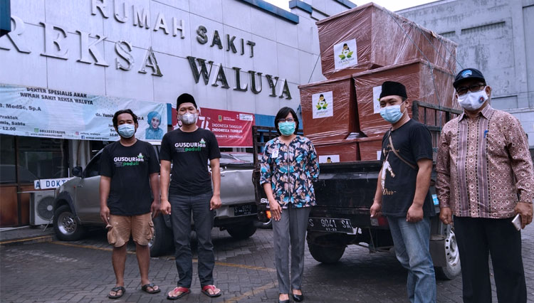 Bantuan peti mati untuk jenazah covid-19 yang diberikan GUSDURian kepada RS Rekso Waluyo, Kota Mojokerto, Senin (13/9/2021). (FOTO: Dok. GUSDURian Mojokerto for TIMES Indonesia)