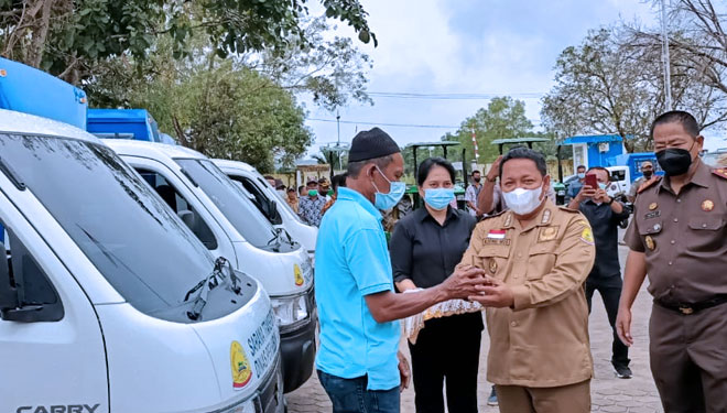 Bupati Aliong Mus menyerahkan Mobil  dan Alat Pertanian ke Pemerintah Desa. Yang di saksikan langsung oleh Kejari Taliabu (Foto Fardanan Fahri for TIMES Indonesia)