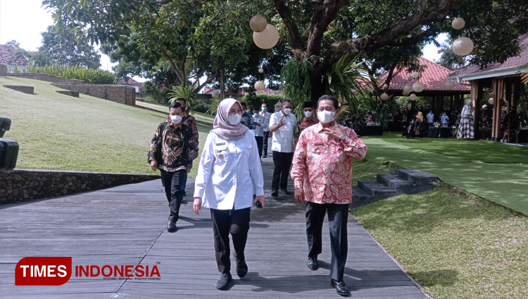 Bupati Banyuwangi Ipuk Fiestiandani Azwar Anas saat menerima kunjungan studi banding bupati Banyuasin, Askolani Jasi. (FOTO: Riswan Efendi/TIMES Indonesia)
