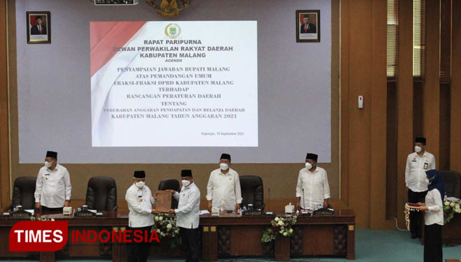Bupati Malang Abah Sanusi ketika menyerahkan Jawaban Terkait Perubahan APBD 2021 kepada Ketua DPRD Kabupaten Malang Darmadi. (Foto : Binar Gumilang/TIMES Indonesia).