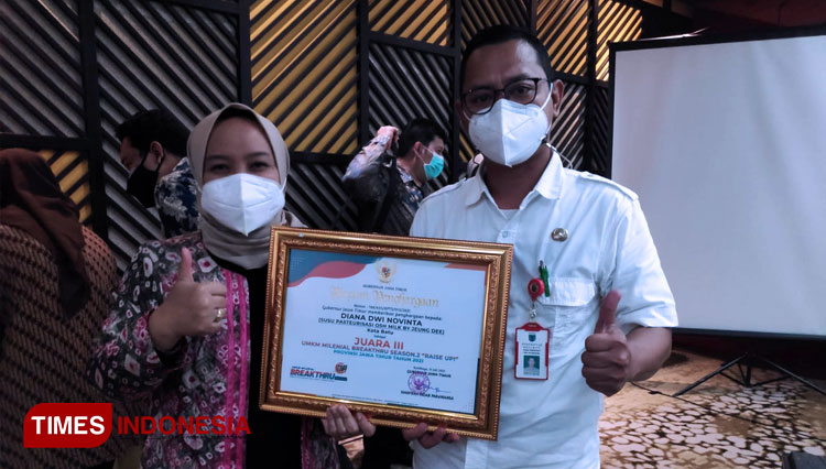 Diana Dwi Novita, UMKM Kota Batu meraih penghargaan dari Dinas Koperasi dan UKM Provinsi Jawa Timur karena strategi pemasaran yang tepat. (FOTO: Diskumdag Kota Batu for TIMES Indonesia)