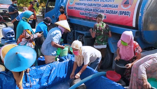 Dropping air bersih yang dilajukan olah BPBD Lamongan di salah satu desa yang mengalami krisis air bersih tahun lalu. (foto: Dok. TIMES Indonesia)
