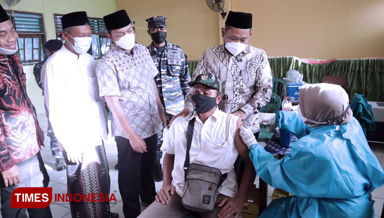 Bupati Gresik Fandi Akhmad Yani saat meninjau vaksinasi di Ponpes Al-Karimi Dukun (FOTO: Akmal/TIMES Indonesia)