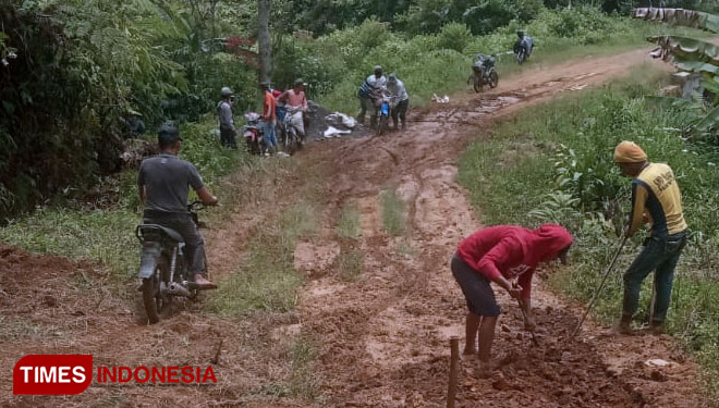 ​Warga perbaiki jalan Pertanian secara Gotong Royong (Foto: Asnadi/TIMES Indonesia)