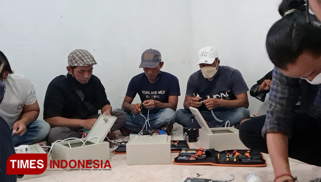 ITTelkom Surabaya Terangi Desa Ngeni Kabupaten Blitar dengan Panel Surya
