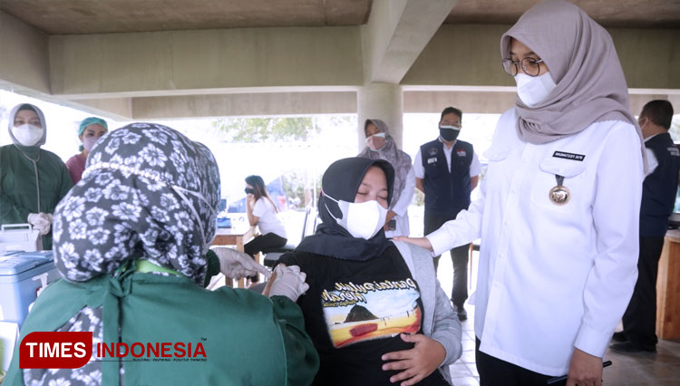 Bupati Banyuwangi Ipuk Fiestiandani Azwar Anas saat meninjau vaksinasi Covid-19 untuk ibu hamil (FOTO: Rizki Alfian/ TIMES Indonesia)
