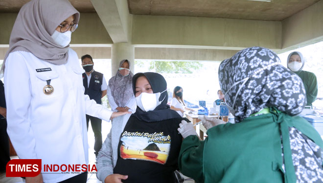 Bupati Banyuwangi Ipuk Fiestiandani melihat langsung jalannya vaksinasi Covid-19 untuk ibu hamil. (FOTO: Agung Sedana/ TIMES Indonesia)