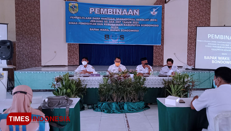 Wakil Bupati Bondowoso Irwan Bachtiar Rachmat saat meberikan arahan dalam pembinaan penggunaan dana BOS untuk kepala sekolah SD dan SMP di Bondowoso (FOTO: Moh Bahri/TIMES Indonesia).