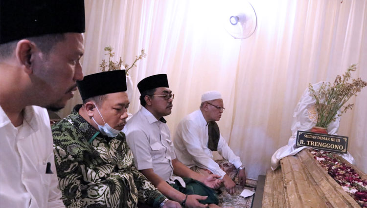 Wakil Ketua MPR RI Jazilul Fawaid saat berziarah ke Makam Sunan Kalijaga atau Raden Said di Kadilangu, Demak, Jawa Tengah. (FOTO: dok Jazilul Fawaid)