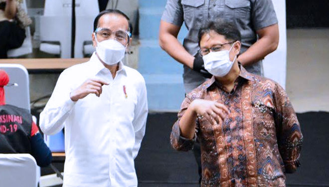Presiden RI Jokowi (Joko Widodo) saat dengan Menteri Kesehatan (Menkes RI) Budi Gunadi Sadikin. (FOTO: Jawa Pos)
