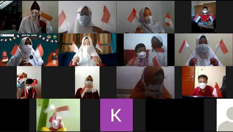 Murid dan Guru KB Aisyiyah 2 Dau bersama KSM-Tematik 06 usai Upacara Bendera 17 Agustus 2021 secara virtual. (FOTO: AJP TIMES Indonesia)