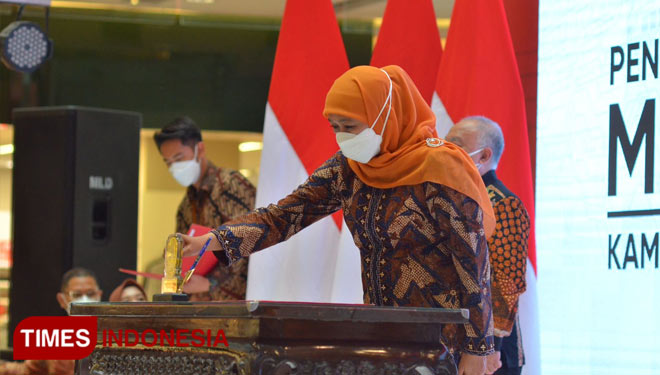 Gubernur Jatim Khofifah melakukan penandatanganan kerja sama dengan stake holder dalam acara KUMKM Expo 2021 di Atrium Grand City Surabaya, Rabu (15/9/2021). (Foto: Lely Yuana/TIMES Indonesia) 