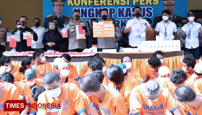 Kapolresta Sidoarjo, Kombes Pol Kusumo Wahyu Wibowo saat menunjukkan barang bukti narkoba beserta 89 tersangka yang berhasil di amankan (Foto: humas Polresta Sidoarjo for TIMES Indonesia)