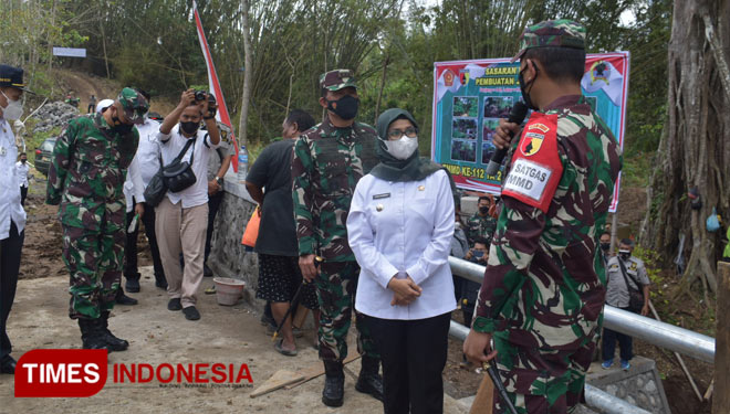 Tinjau Jembatan Pakisaji TMMD 112 Kodim 0808, Bupati Blitar Harap Perekenomian Lebih Maju