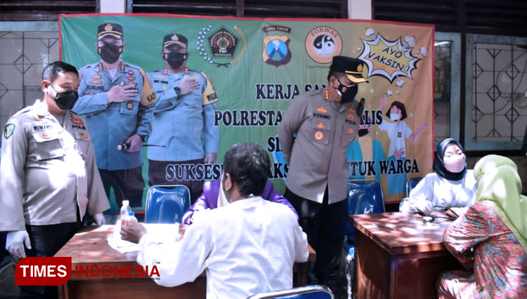 Kapolresta Sidoarjo Kombes Pol. Kusumo Wahyu Bintoro saat meninjau vaksinasi dibalai wartawan (FOTO: Humas Polresta Sidoarjo For TIMES Indonesia)