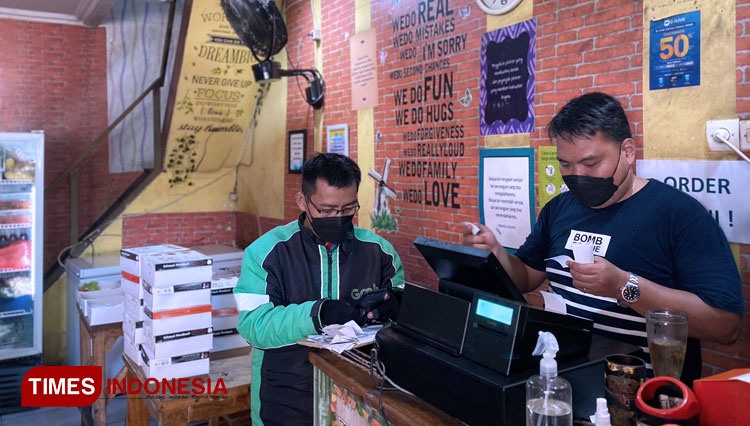 Ojek-online-mengantre-di-Rumah-Makan-Omah-Oong-Ciriung-2.jpg