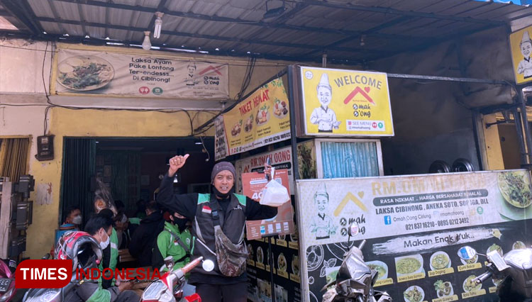 Ojek online mengantre di Rumah Makan Omah Oong Ciriung saat jam makan siang pada Kamis (9/11/2021) (Foto :Anastasia Athalia W.N / TIMES Indonesia)