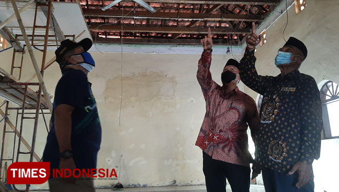 Pengurus Pepabri Sidoarjo menunjukkan kerusakan Gedung Joeang 45 Sidoarjo kepada Bambang Haryo Soekartono (Foto : TIMES Indonesia/Rudi Mulya)