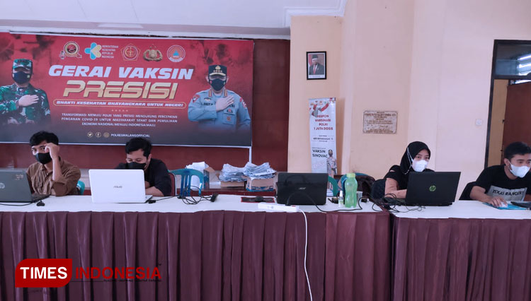 Relawan MBLC saat melakukan input data Vaksinasi di Satpas Polres Malang. (Foto: MBLC for TIMES Indonesia)
