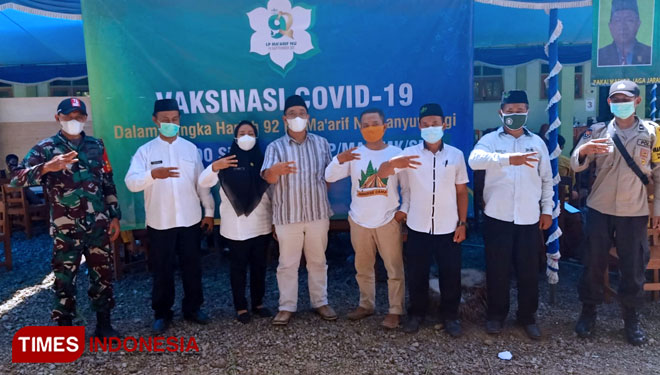 Petugas vaksinasi Covid-19 dan jajaran LP Ma'arif di SMK NU Darussalam Rejoagung Banyuwangi (Foto: Rizki Alfian/TIMES Indonesia)