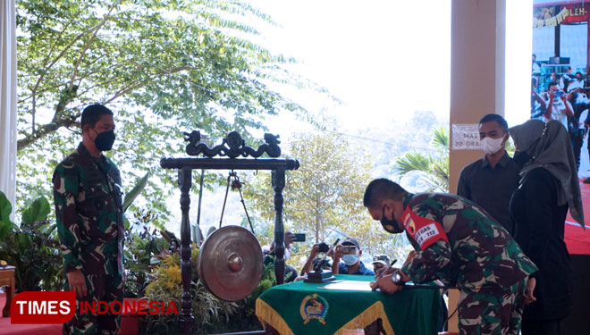 Penandatanganan kegiatan TMMD ke 112 oleh Dandim 0815, Letkol Inf Beni Asman dan Bupati Mojokerto, Ikfina Fahmawati di DTH, Kecamatan Trawas, Kabupaten Mojokerto. Rabu (15/9/2021) (Foto: Thaoqid Nur Hidayat/TIMES Indonesia)