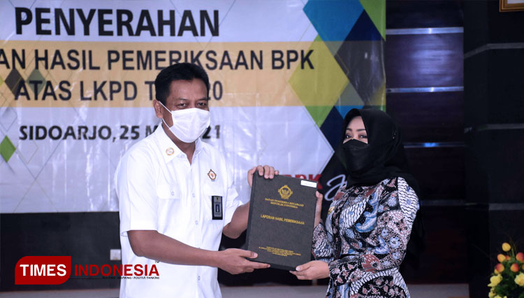 Bupati Mojokerto Ikfina Fahmawati saat menerima penghargaan WTP. (FOTO: Dok. TIMES Indonesia)