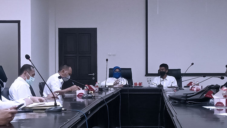 Wali Kota Banjar dan Wakilnya saat menerima audiens FSB terkait aspirasi kenaikan UMK (foto: Susi/TIMES Indonesia)