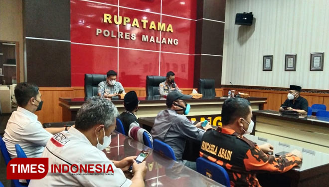 Kapolres Malang AKBP Bagoes Wibisono ketika menerima audiensi ormas terkait permasalahan Gus Idris. (Foto : Yoga for TIMES Indonesia).