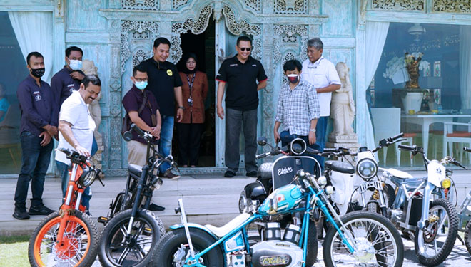 Ketua MPR RI Bambang Soesatyo saat menerima General Manajer Motor Listrik Gesit Bali, Sari Suryati dan Komunitas Kendaraan Listrik Dewata EVi Association (DEVA) di Bali, Rabu (15/9/2021). (dok: Bamsoet)