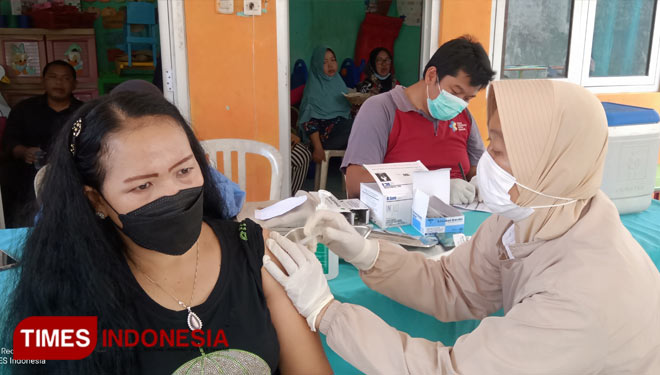 Dr Ika saat memberikan suntikan vaksin kepada warga Ciktim (Foto: Susi/TIMES Indonesia)
