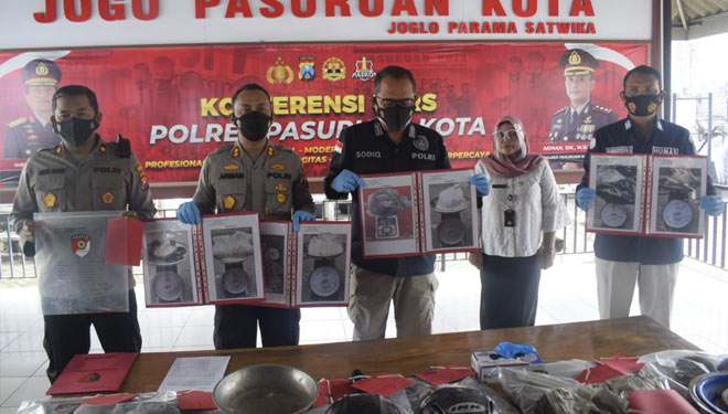 Kabidlabfor Polda Jatim Kombes Pol Sodiq Pratomo (paling tengah) saat konferensi pers ledakan di Pasuruan, Rabu (15/9/2021). (Foto: dok. Polda Jatim).