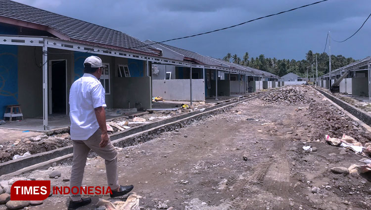 Kepala Dinas Perkim Yunus Badar, meninjau pekerjaan saluran perumahan ASN III, Rabu (15/9/2021). (Foto: Wahyudi Yahya/TIMES Indonesia).