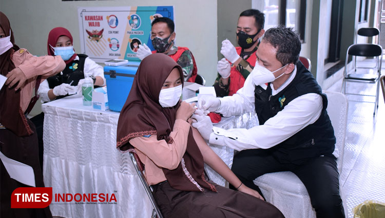 Pelaksanaan vaksinasi bagi kelompok remaja atau anak-anak di SMPN 1 Lamongan beberap waktu lalu, (FOTO: Prokopim Lamongan/TIMES Indonesia) 