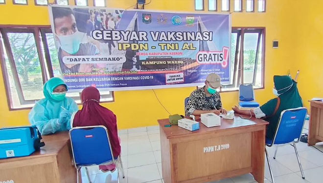 Warga Kabupaten Kerom Papua mengikuti vaksinasi persembahan IPDN dan TNI AL, Rabu (15/9/2021). (Foto: Dok.IPDN) 