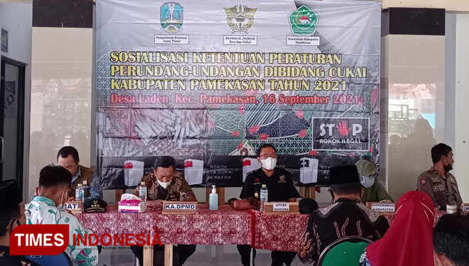 Sosialisasi penggunaan pita cukai di Balai Desa Laden, Kebupaten Pamekasan, Madura, Jawa Timur. (Foto: Akhmad Syafi'i/TIMES Indonesia)