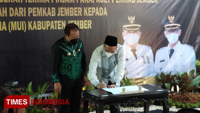Bupati Jember Hendy Siswanto menyaksikan penandatanganan kontrak hak pinjam aset oleh Ketua MUI Jember Dr KH Abdul Haris, Kamis (26/9/2021). (Foto: Arip Ripaldi/TIMES Indonesia)