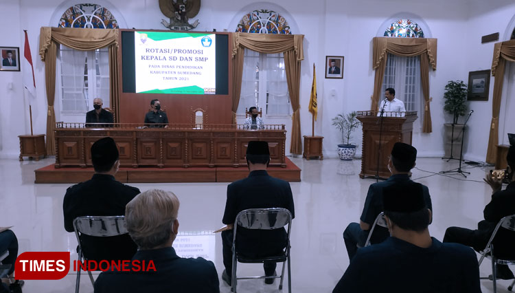 Bupati Sumedang, Dony Ahmad Munir saat sambutan dalam acara pemberian SK Kepala Sekolah di Gedung Negara, Kamis (16/9/2021). (FOTO: Alan Dahlan/TIMES Indonesia)