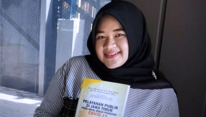Penulis buku Dr. Hj Rita Kartina, S.H, M.H, M.AP berpose dengan karyanya yang telah diterbitkan. (Foto: Dok. Pribadi for TIMES Indonesia)