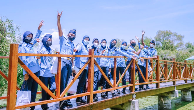 Pelajar indramayu berfoto usai mengikuti vaksinasi wisata covid-19 di taman Kehati yang digelar PT Polytama Propindo. (Foto: PT Polytama Propindo for TIMES Indonesia)