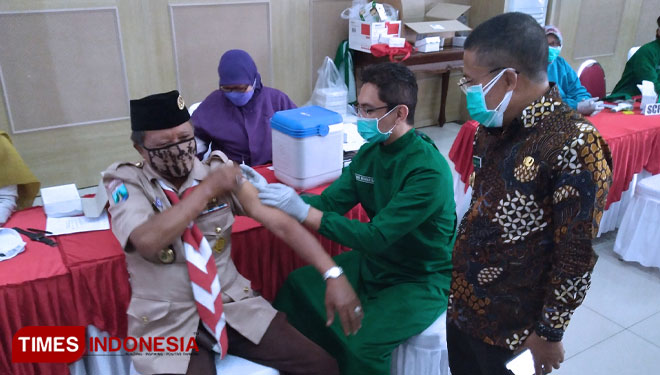 Ka Kwarcab Kota Batu, Ir Punjul Santoso SH MM meninjau pelaksanaan Vaksin Covid-19 tahap kedua. (foto: Muhammad Dhani Rahman/TIMES Indonesia)