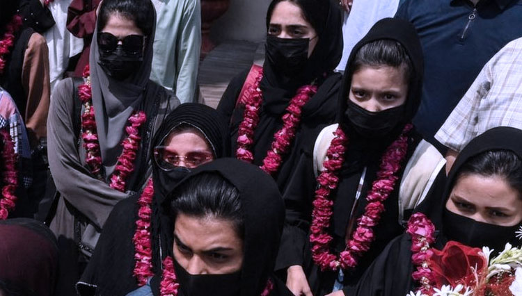 Para pesepakbola wanita Afghanistan saat tiba di Pakistan.(FOTO: BBC/Getty Image)